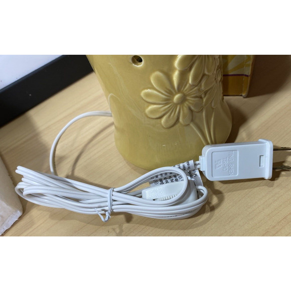 Vintage Great American Embossed Mustard Yellow Daisy Flower Electric Wax Warmer - Picture 10 of 12